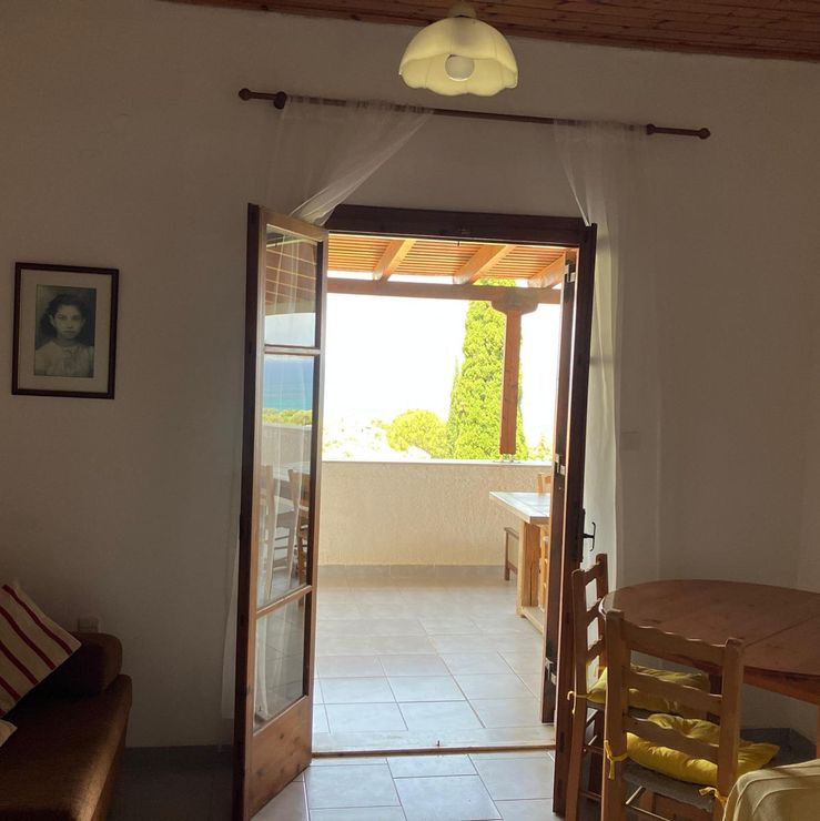 Nestors livingroom door to terrace